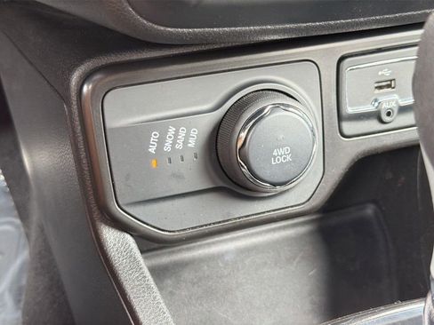Used 2022 Jeep Renegade Altitude w/ Convenience Group AWD/4WD image 16