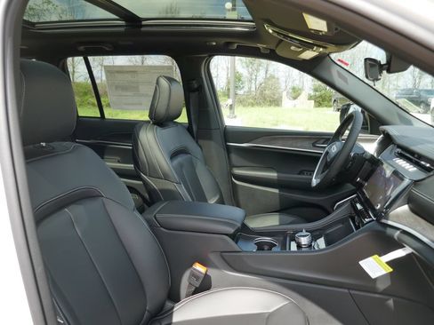New 2026 Jeep Grand Cherokee Limited w/ Limited Altitude Package AWD/4WD image 11