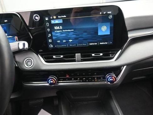 Used 2025 Chevrolet Equinox LT w/ Convenience Package II image 10