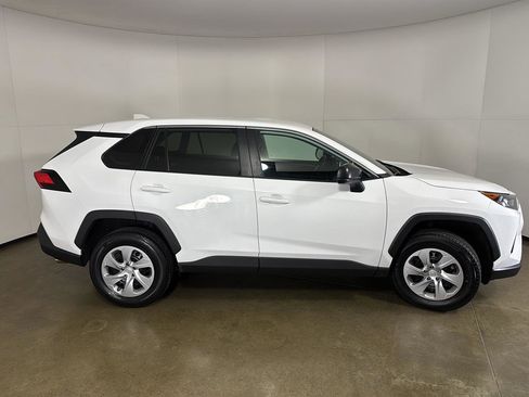 Used 2022 Toyota RAV4 LE image 9