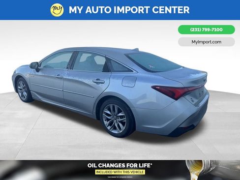 Used 2021 Toyota Avalon XLE w/ Moonroof Package image 4