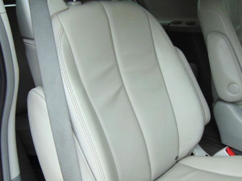 Used 2013 Toyota Sienna XLE image 28