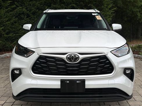 Used 2024 Toyota Highlander XLE AWD/4WD image 2