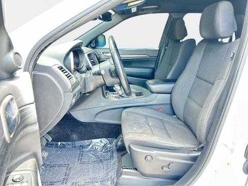 Used 2019 Jeep Grand Cherokee Laredo RWD image 11