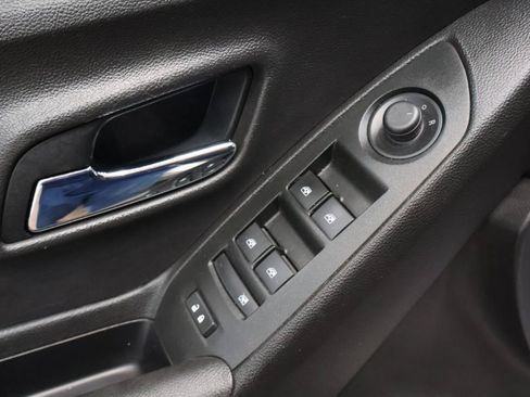 Used 2019 Chevrolet Trax LT w/ LT Convenience Package AWD/4WD image 15
