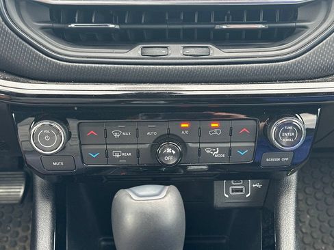 Used 2024 Jeep Compass Latitude w/ Sun and Sound Group AWD/4WD image 25