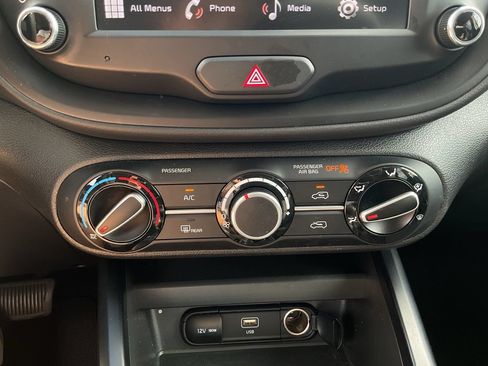 Used 2025 Kia Soul LX w/ LX Technology Package FWD image 21