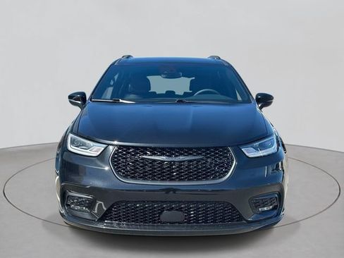 Used 2023 Chrysler Pacifica Touring-L w/ S Appearance Package image 2