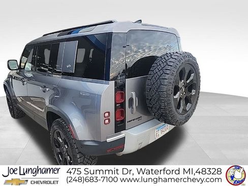 Used 2023 Land Rover Defender 110 SE image 5