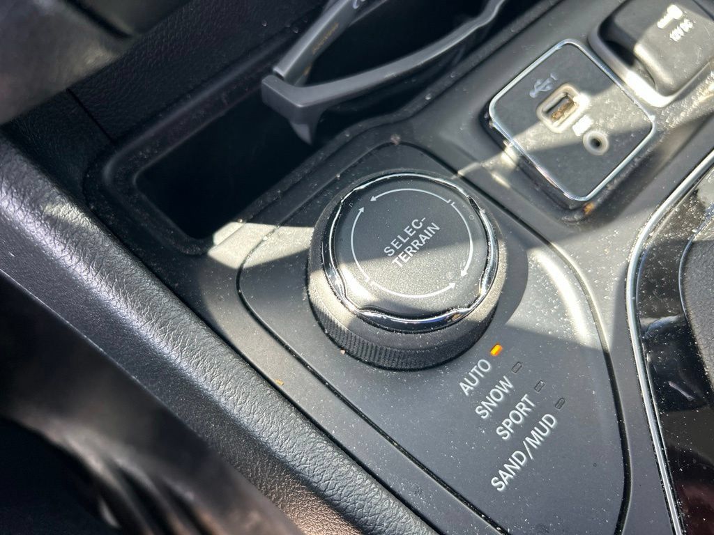 Certified 2023 Jeep Cherokee Altitude Lux w/ Mopar Interior Package AWD/4WD image 8