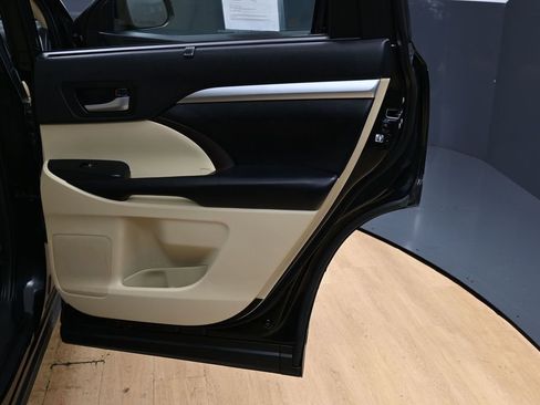 Used 2019 Toyota Highlander XLE AWD/4WD image 47