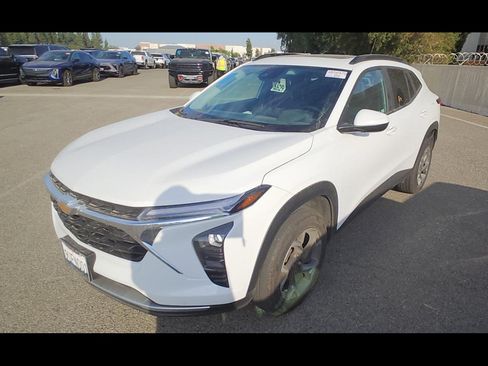 Used 2025 Chevrolet Trax LT w/ Sunroof Package FWD image 1