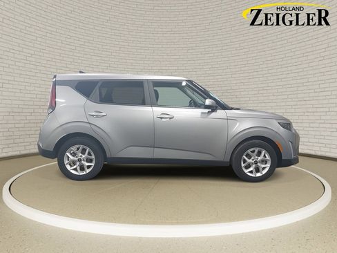 Used 2025 Kia Soul LX w/ LX Technology Package image 4