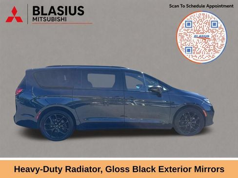Used 2023 Chrysler Pacifica Limited w/ S Appearance Package FWD image 12