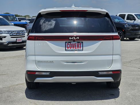 Used 2022 Kia Carnival LX FWD image 6