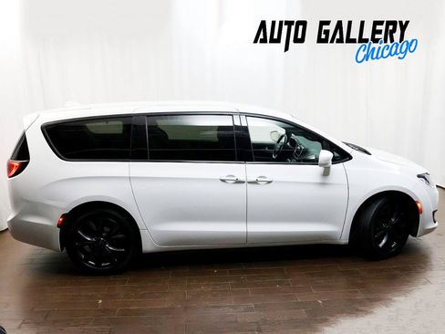 Used 2020 Chrysler Pacifica Touring w/ S Appearance Package FWD image 6