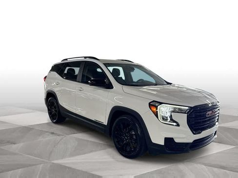 Used 2024 GMC Terrain SLE w/ Driver Convenience Package FWD image 2