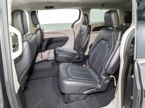 Used 2020 Chrysler Pacifica Touring-L image 28