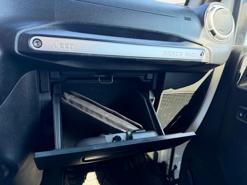 Used 2016 Jeep Wrangler Unlimited Sahara w/ Connectivity Group AWD/4WD image 13