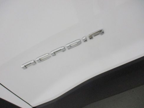 Certified 2023 GMC Acadia SLE w/ Driver Convenience Package image 4