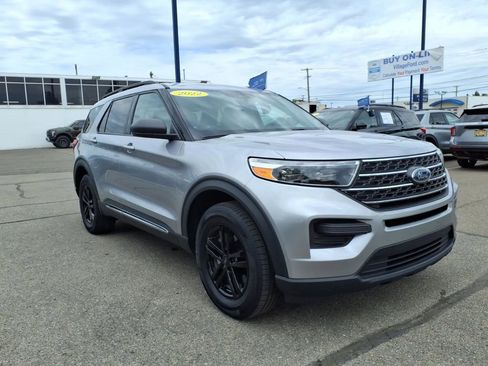 Certified 2022 Ford Explorer XLT w/ Class IV Trailer Tow Package AWD/4WD image 3