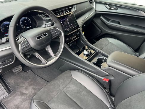 New 2025 Jeep Grand Cherokee Altitude image 10
