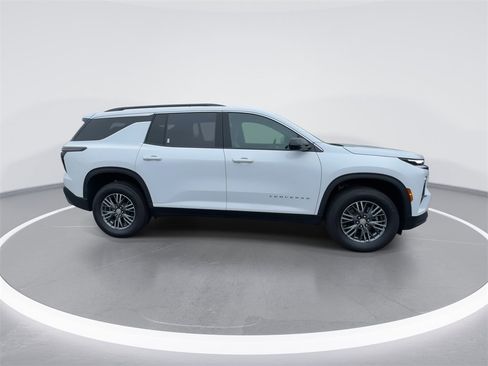 Used 2025 Chevrolet Traverse LT image 9