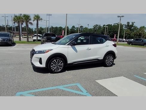 Used 2024 Nissan Kicks SR image 25
