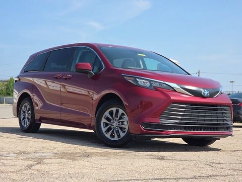 Used 2024 Toyota Sienna LE FWD image 2