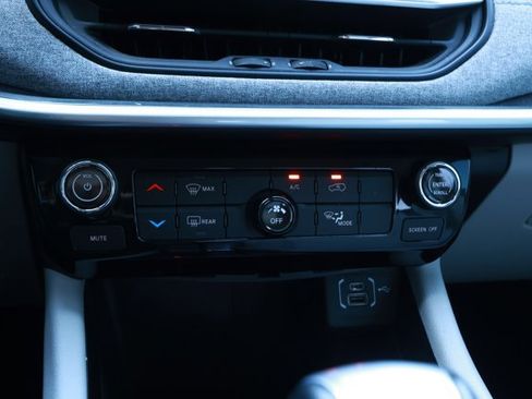 Used 2022 Jeep Compass Latitude image 18