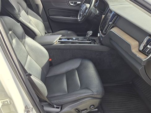 Used 2021 Volvo XC60 T5 Momentum w/ Protection Package Premier image 18