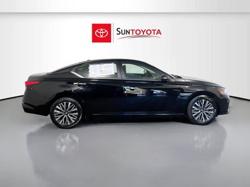 Used 2024 Nissan Altima 2.5 SV image 2