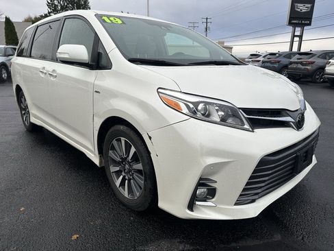 Used 2019 Toyota Sienna Limited image 11