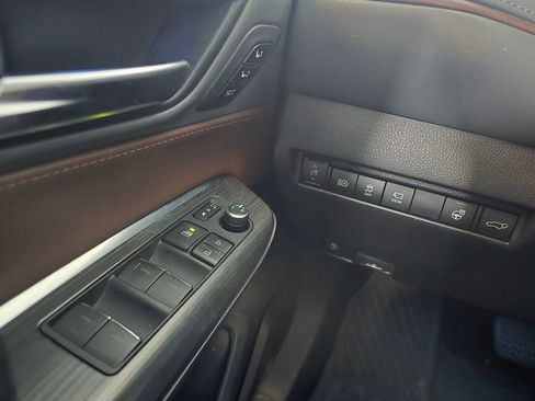 Used 2021 Toyota Venza Limited image 9