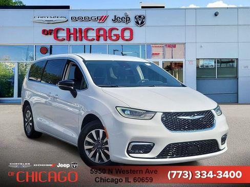 Certified 2024 Chrysler Pacifica Limited FWD image 1