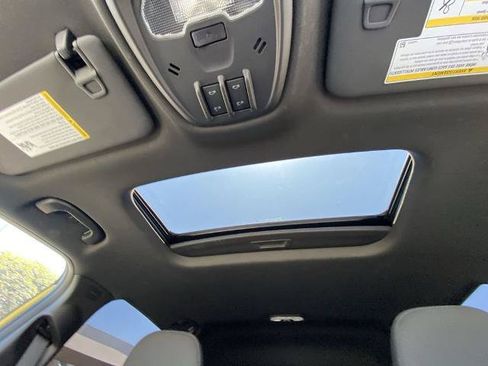 Used 2024 Chevrolet Trax RS w/ Sunroof Package FWD image 13