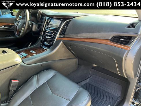 Used 2018 Cadillac Escalade ESV Luxury RWD image 37