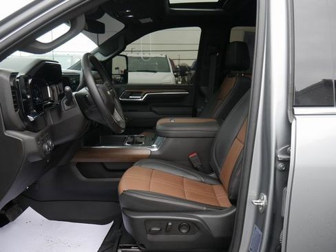 Used 2024 Chevrolet Silverado 2500 High Country image 2