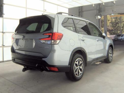 Used 2021 Subaru Forester Premium AWD/4WD image 4