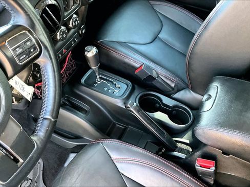Used 2018 Jeep Wrangler Unlimited Rubicon AWD/4WD image 17