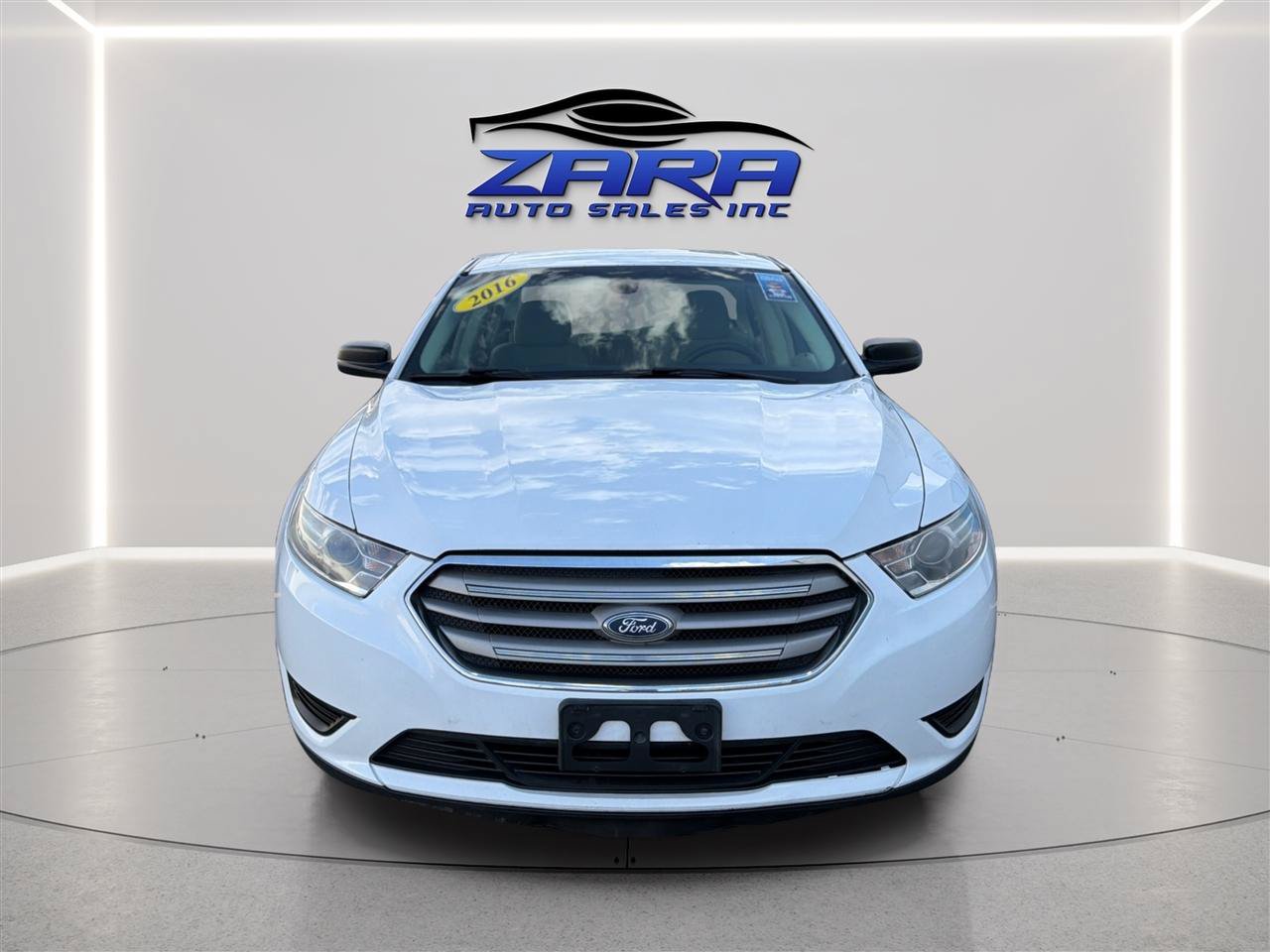 Used 2016 Ford Taurus SE FWD image 2