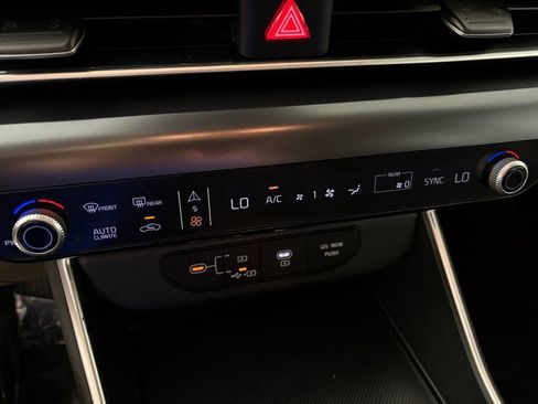 Used 2025 Kia Carnival FWD image 28