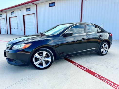 Used 2015 Acura ILX w/ Technology Package FWD image 2