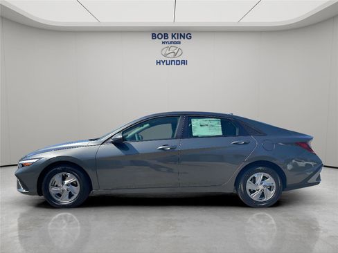 New 2026 Hyundai Elantra SE FWD image 2