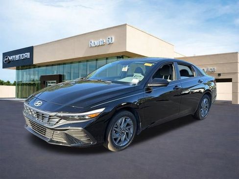 Used 2025 Hyundai Elantra Hybrid FWD image 3