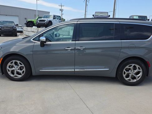 Used 2023 Chrysler Pacifica Limited FWD image 2