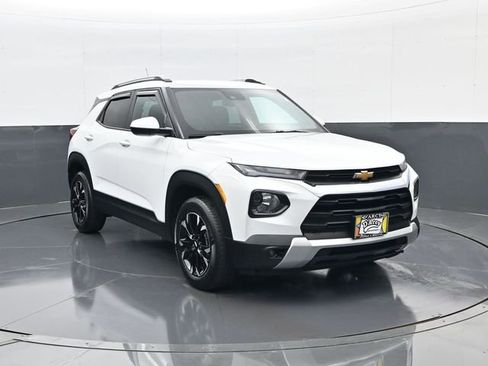 Used 2022 Chevrolet TrailBlazer LT w/ Convenience Package AWD/4WD image 3