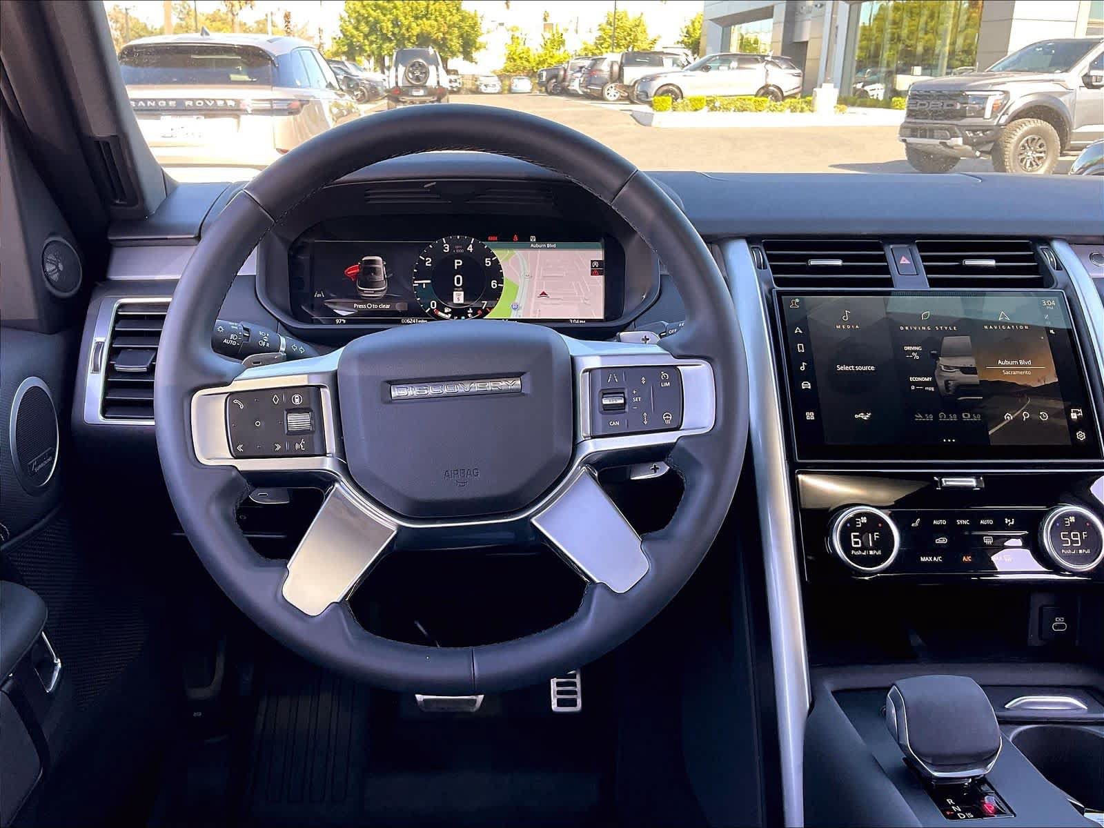 Used 2025 Land Rover Discovery Dynamic SE AWD/4WD image 8