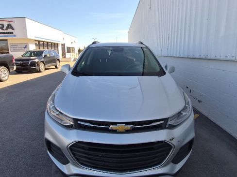 Used 2018 Chevrolet Trax LT w/ LT Convenience Package image 2