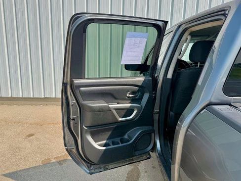 Used 2018 Nissan Titan SV w/ SV Convenience Package AWD/4WD image 13